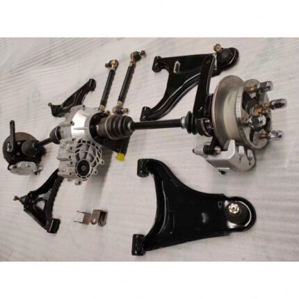 Полноприводный автомобиль с подвешенной подвеской на задней оси, перевозящий различных пассажиров, на пляже по бездорожью с гребным валом